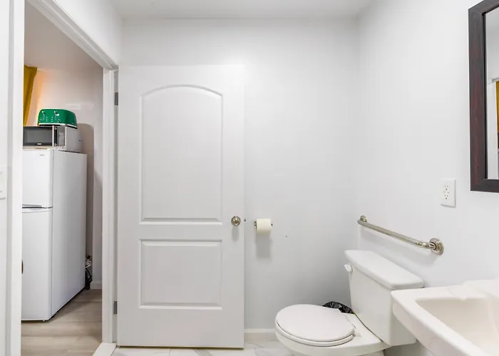 Homelike Suites In The Heart Of China Town
